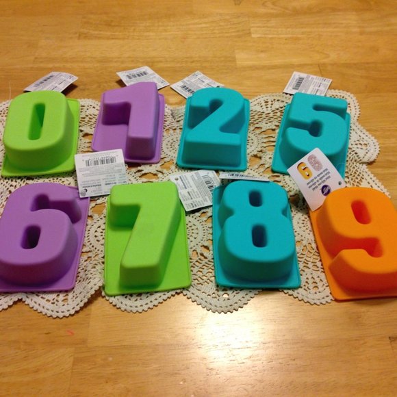 Eight new Wilton Silicone Mold Numbers Bundle - Picture 1 of 12